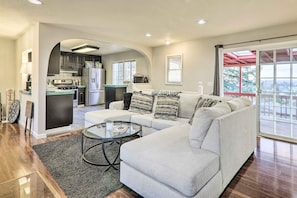 TV, video games, stereo, computer monitors - Castro Valley Home w/ Bay Area Views! (Castro Valley)