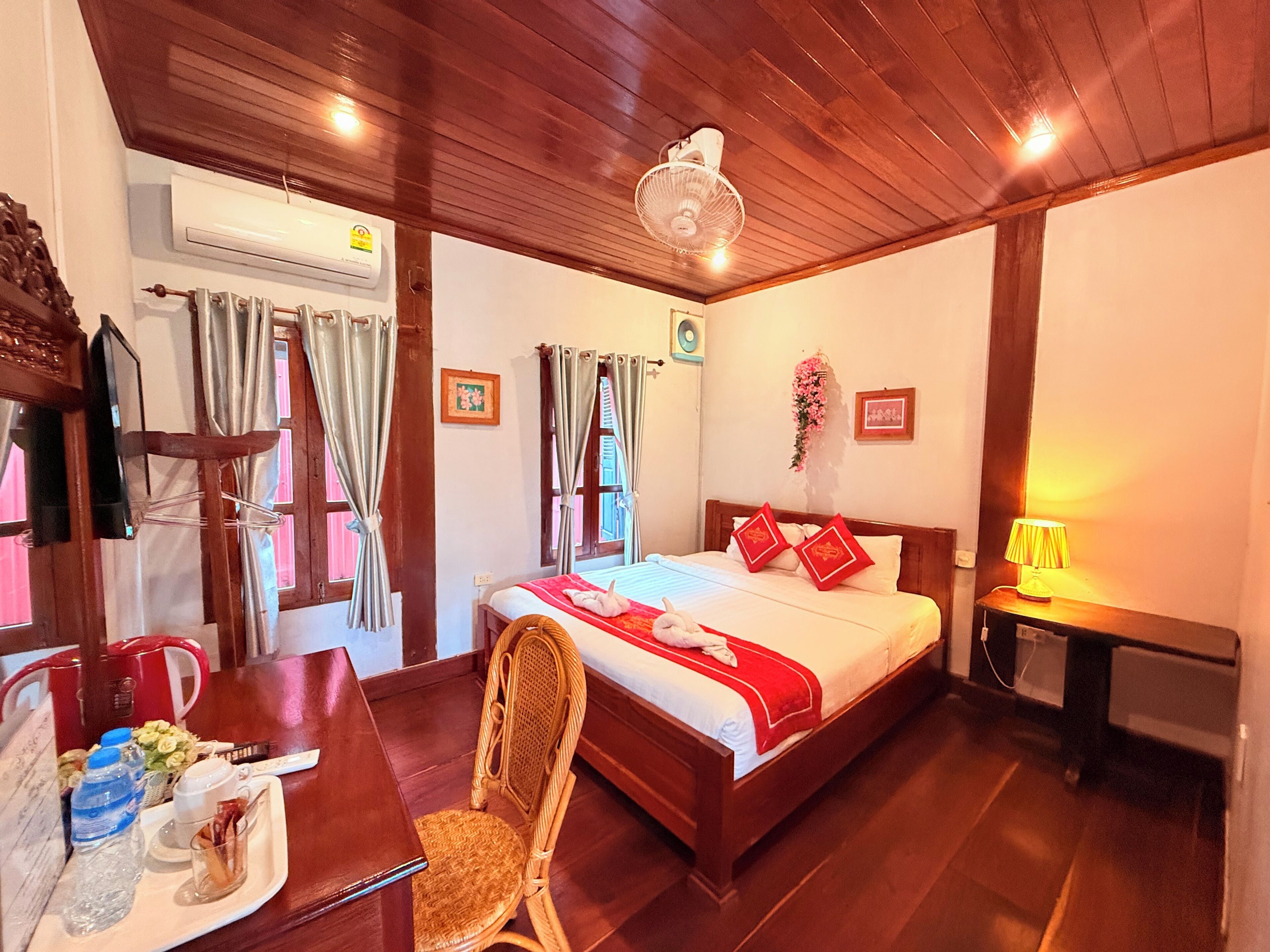 Deluxe Double Room | Minibar, individually decorated, desk, laptop workspace