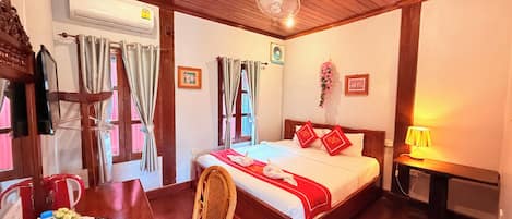 Phòng đôi Deluxe | Minibar, trang trí khác biệt, bàn, khu vực làm việc phù hợp cho laptop