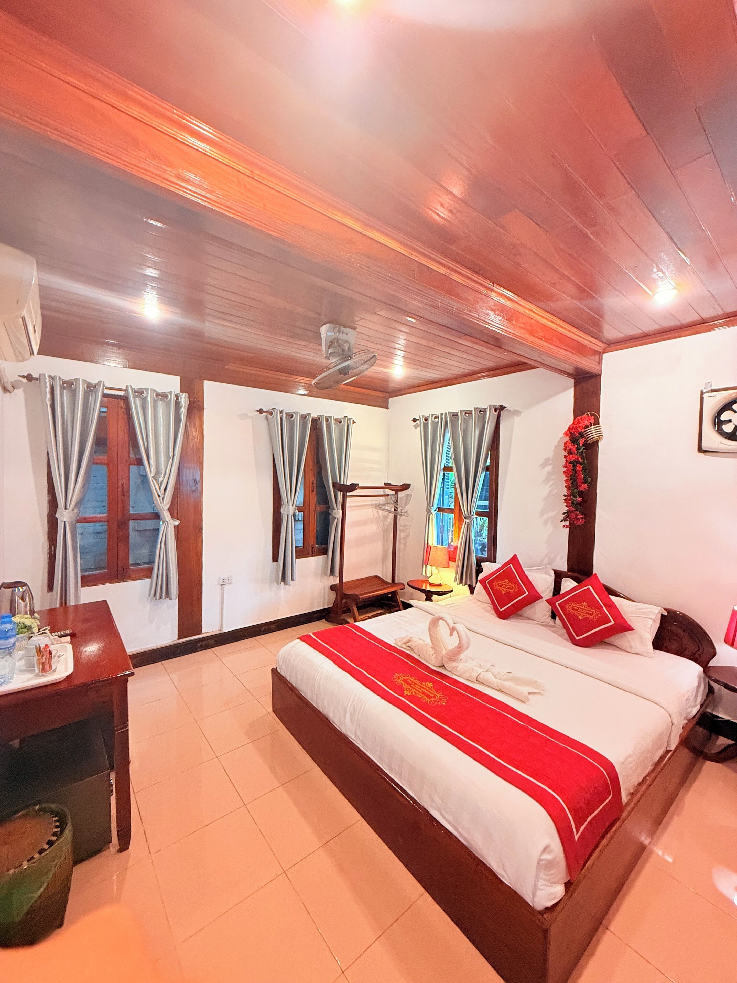 Superior Double Room | Bar mini, dihias secara berasingan, meja, ruang kerja komputer riba 
