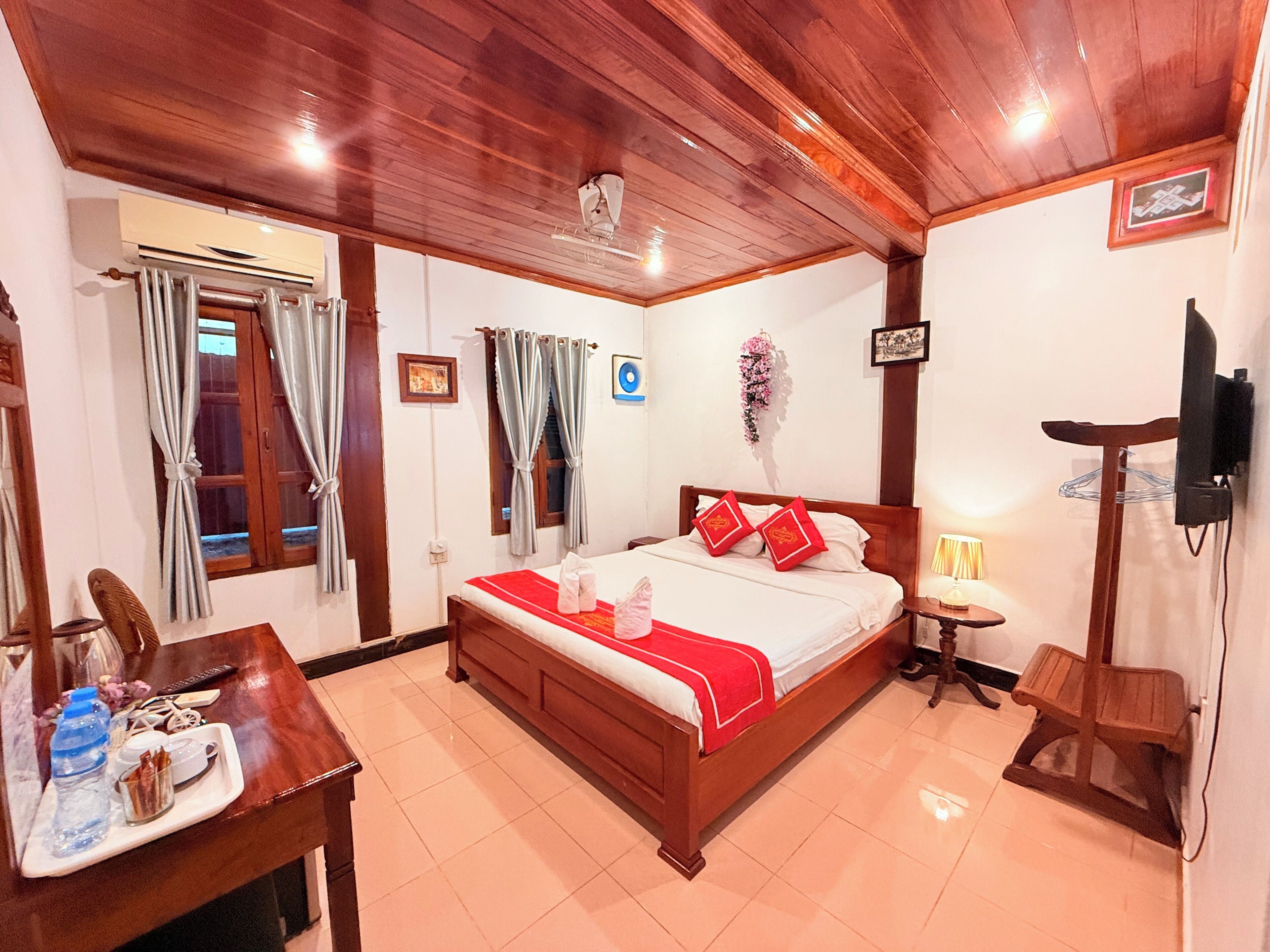Superior Double Room | Minibar, individually decorated, desk, laptop workspace