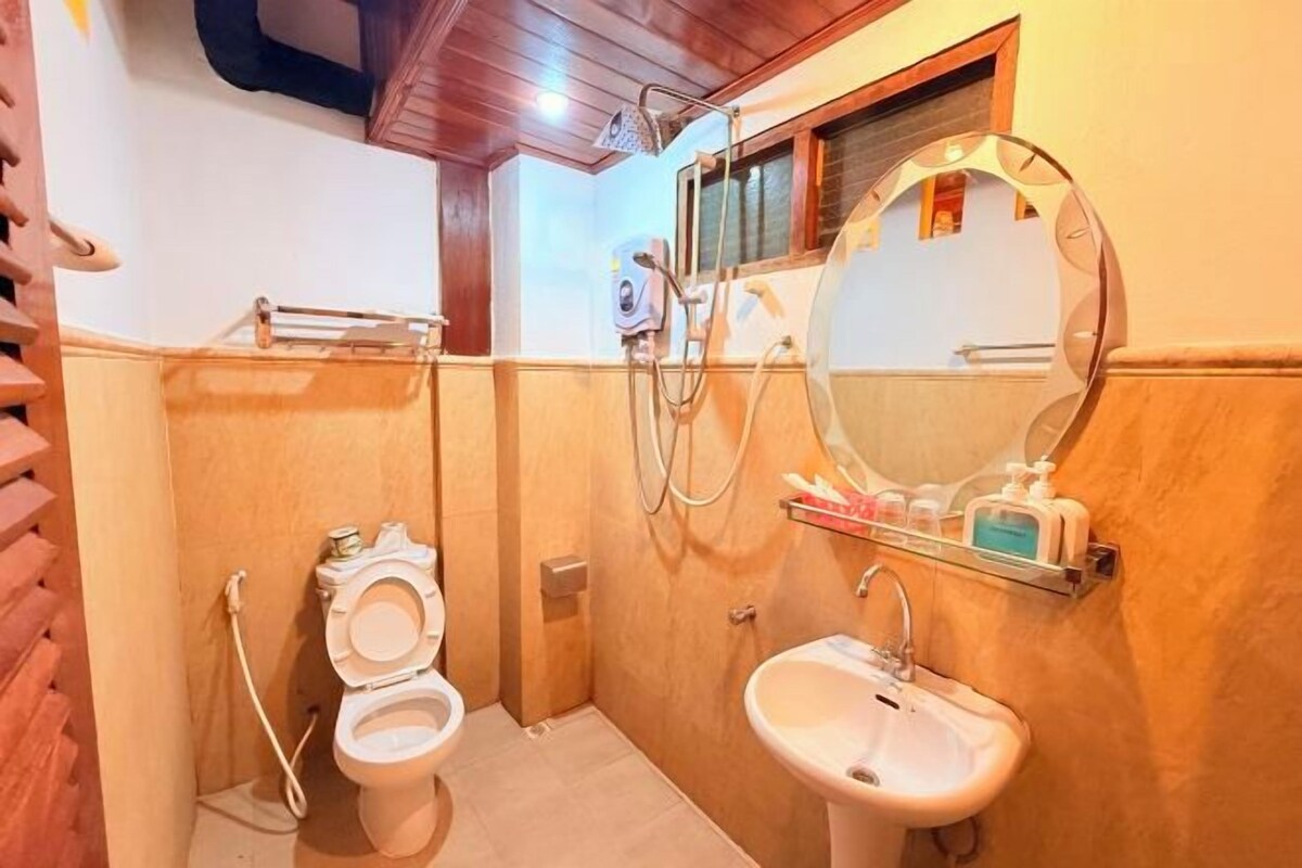 Un baño pequeño con inodoro, bidé, lavabo y espejo.