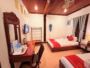 Kamar Twin Superior | Minibar, didekorasi berbeda-beda, dan meja kerja