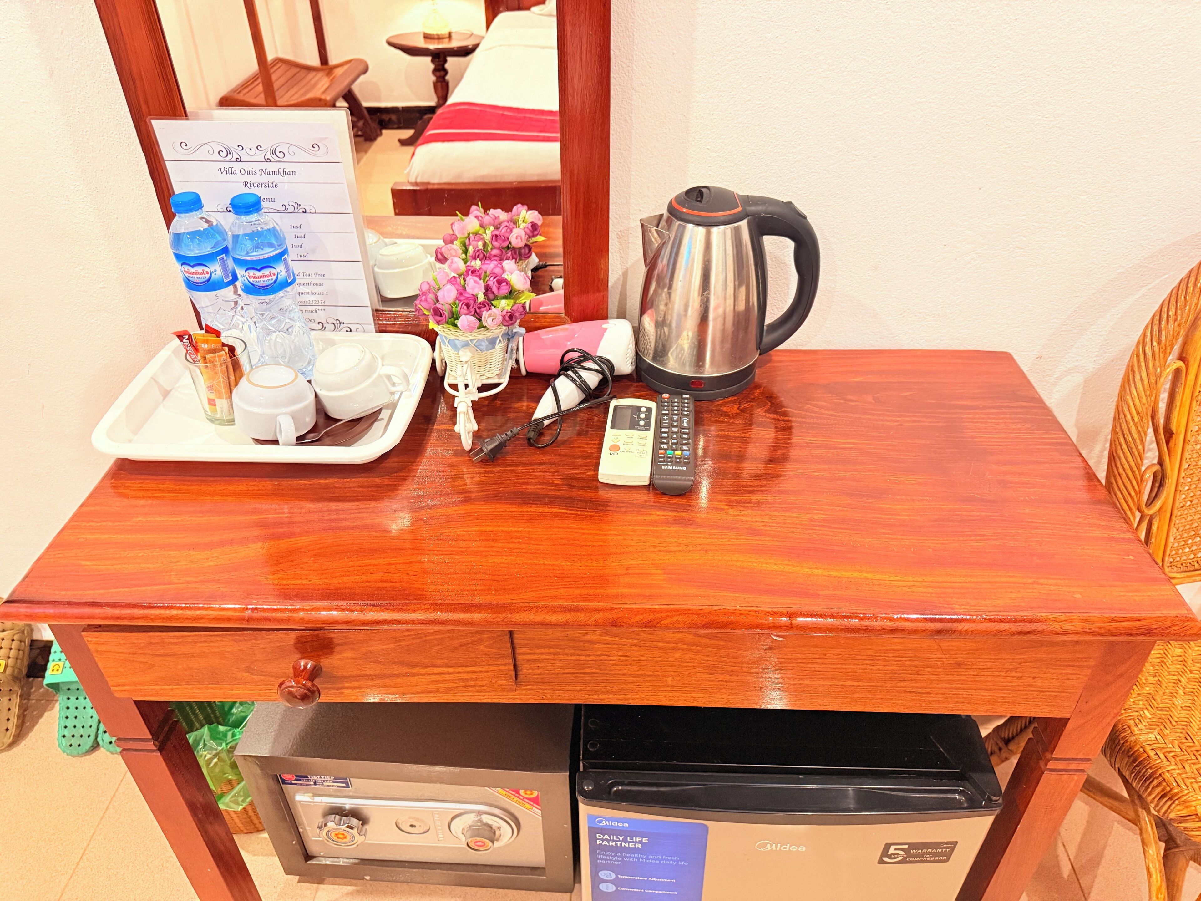 Minibar, decoración personalizada y escritorio 