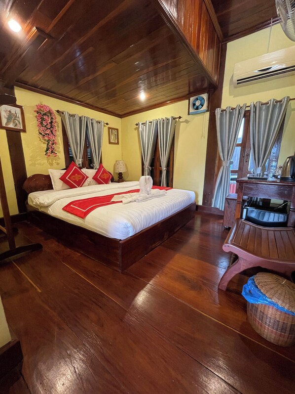 럭셔리 더블룸 | 미니바, 각각 다른 스타일의 인테리어, 책상, 노트북 작업 공간