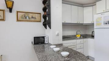 Een koelkast, een magnetron, een oven, een broodrooster