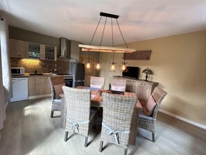 Una cocina moderna con comedor.