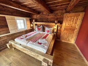 2 bedrooms, desk, iron/ironing board, WiFi