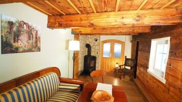 Fernseher, Kamin, DVD-Player