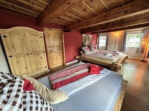2 bedrooms, desk, iron/ironing board, WiFi