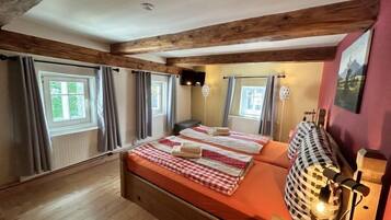 2 bedrooms, desk, internet