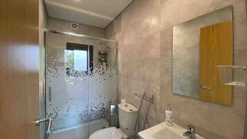 Douche, sèche-cheveux, serviettes fournies