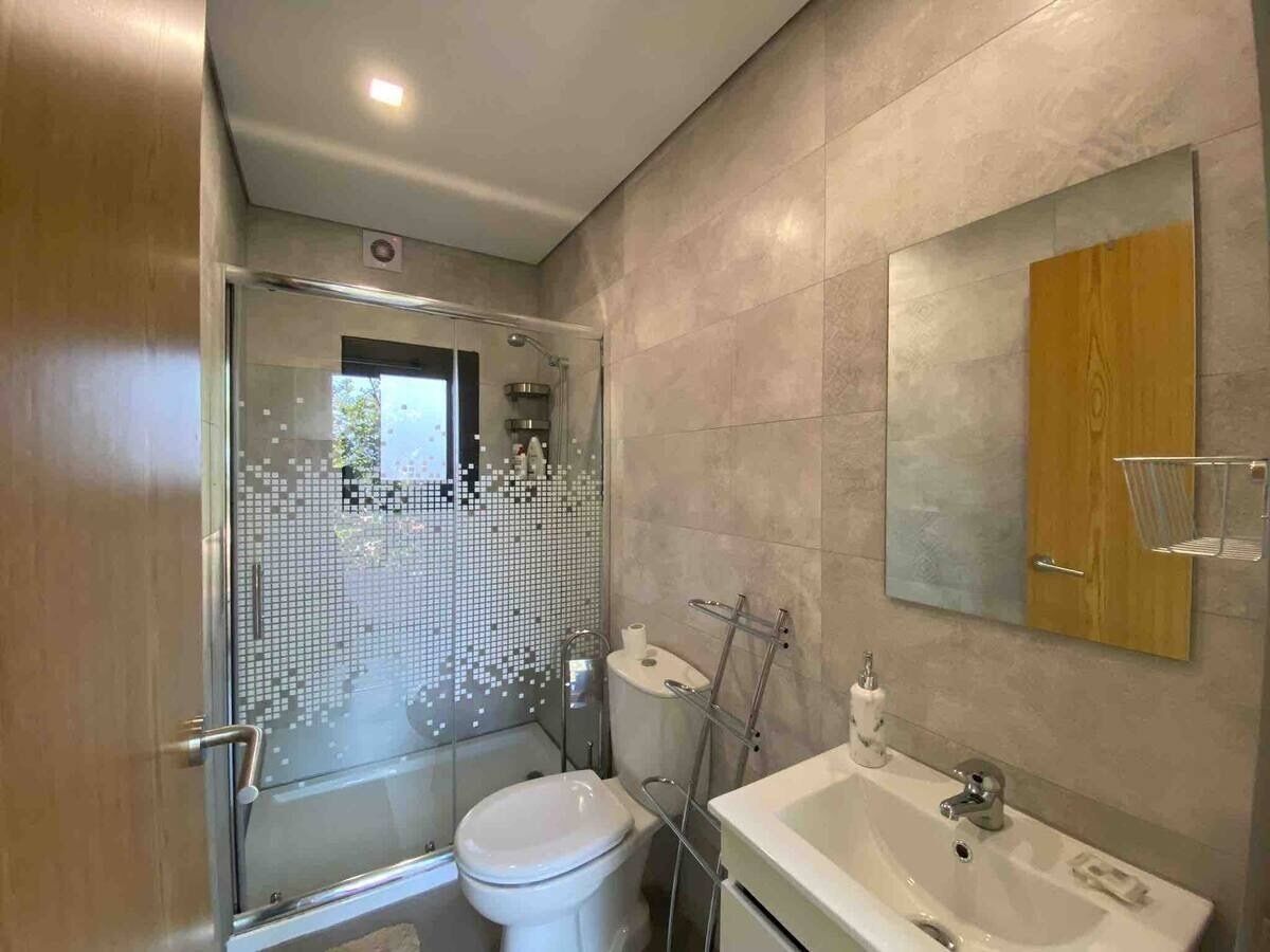 Douche, sèche-cheveux, serviettes fournies