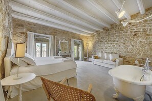 12 bedrooms, desk, free WiFi, bed sheets