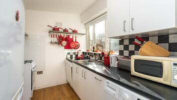 Apartment (1 Bedroom) | Private kitchen | Microwave, oven