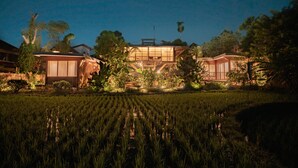 A modern house with large windows and a well-maintained garden. - Grün Ubud (Ubud)