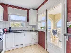 Jääkaappi, uuni, leivänpaahdin, keittoastiat/astiat/ruokailuvälineet