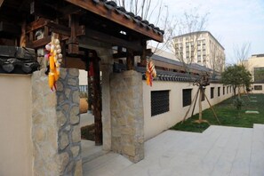 A traditional building with stone walls and a tiled roof. - Heye Hotel (Anji)