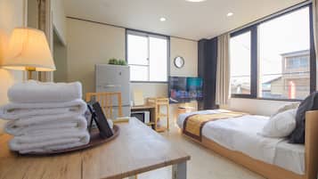 Desk, soundproofing, free WiFi, bed sheets