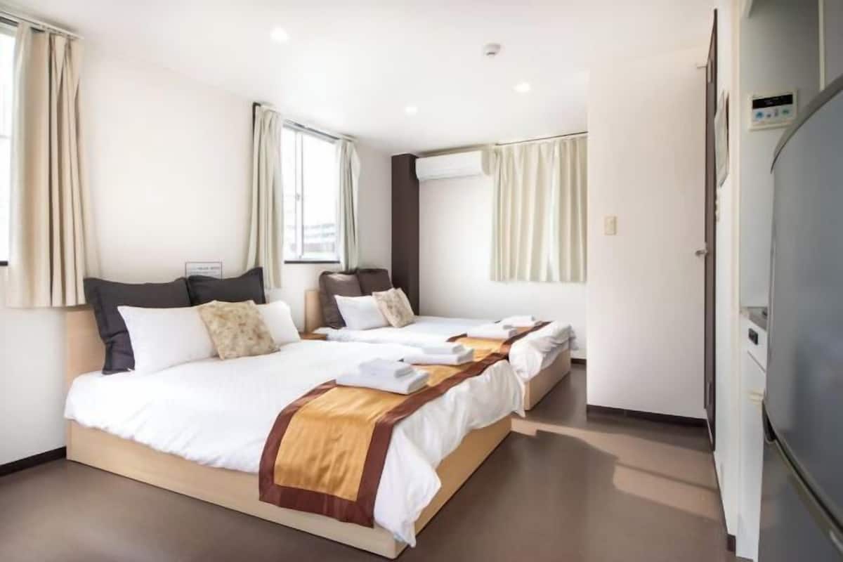 Desk, soundproofing, free WiFi, bed sheets
