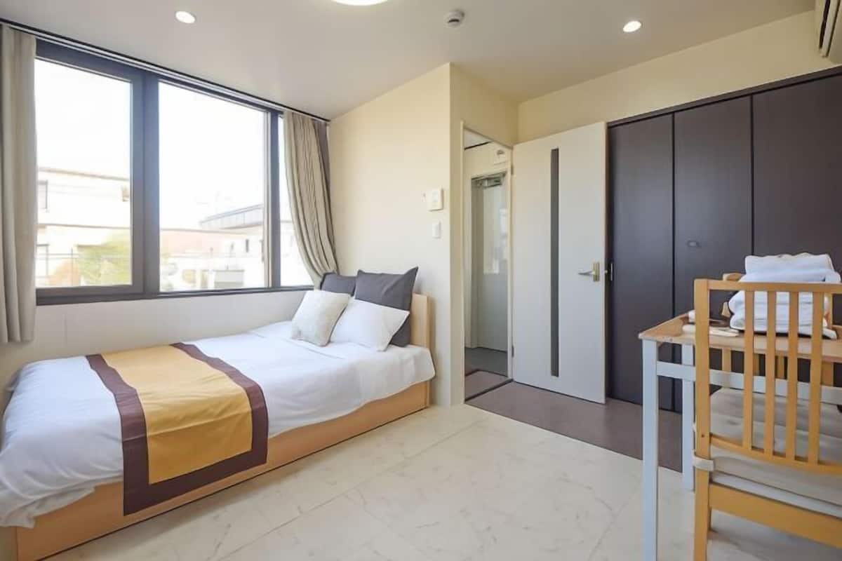 Desk, soundproofing, free WiFi, bed sheets