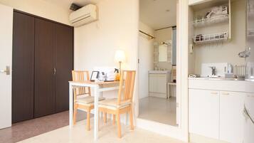 Dobbeltrom – basic, flere senger, ikke-røyk, mellometasje | Skrivebord, lydisolert, wi-fi (inkludert) og sengetøy