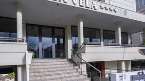 Entrada de hotel con un cartel que dice "BIANCA VELA".