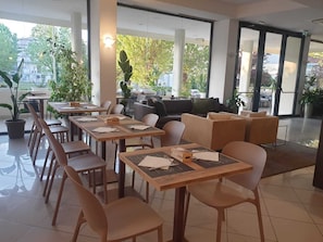 Petit déjeuner buffet (8 EUR par personne)