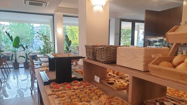 Zona de bufé con diferentes alimentos presentados en tablas y bandejas de madera.