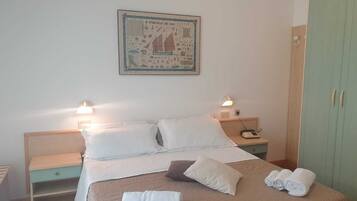Camera Basic con letto matrimoniale o 2 letti singoli | Una cassaforte in camera, Wi-Fi gratuito, lenzuola