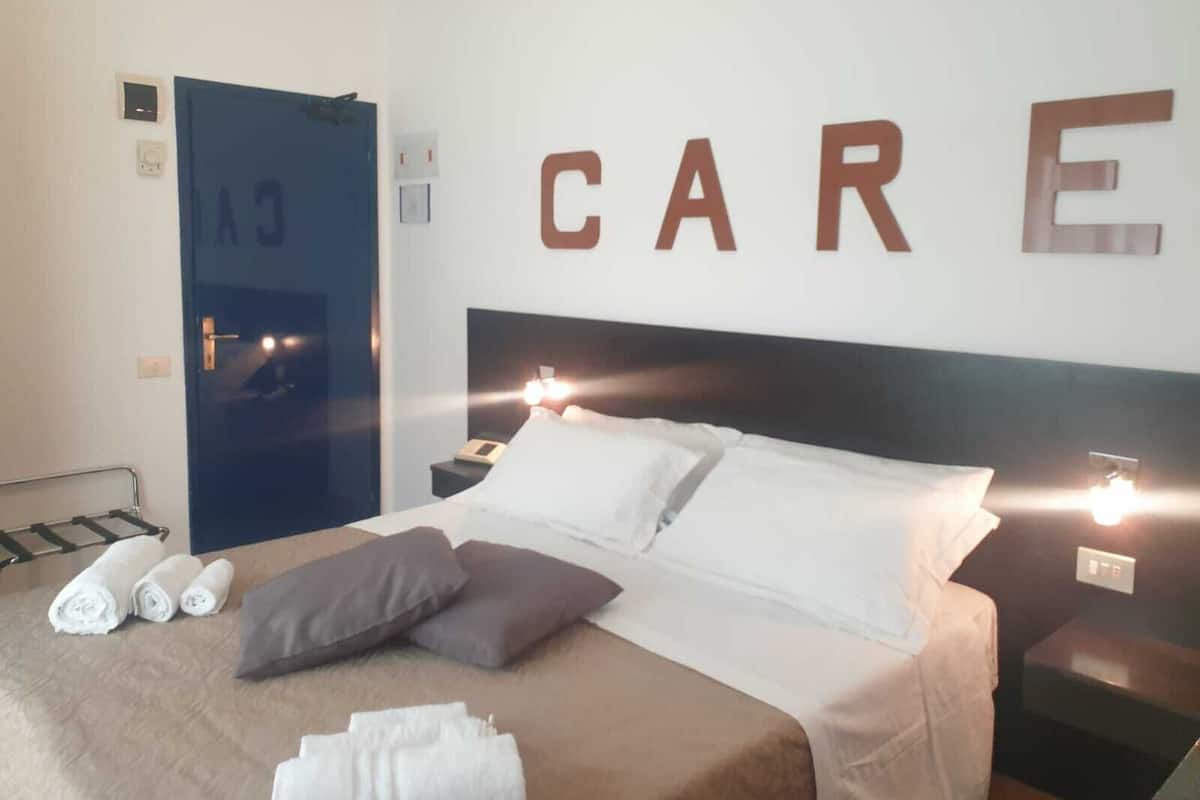 Habitación estándar con 1 cama matrimonial o 2 individuales | Caja de seguridad en la habitación, wifi gratis y ropa de cama