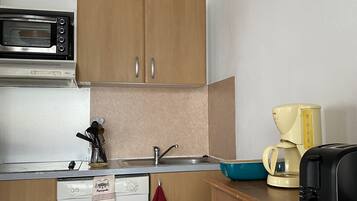 Een koelkast, een magnetron, een oven, een kookplaat