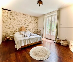 4 bedrooms, iron/ironing board, WiFi, bed sheets