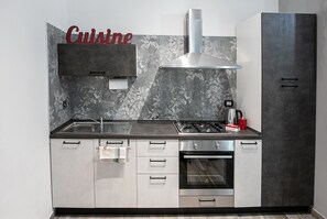 Fridge, oven, stovetop, coffee/tea maker