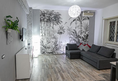 Smart TV. Cozy and renovated ground floor apartment connected
