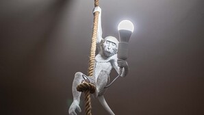 A chandelier with a spherical light fixture and a rope decoration. - Cozy and renovated ground floor apartment connected (Roma)