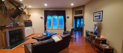 Smart TV, fireplace, books, stereo