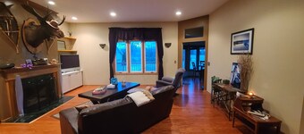 Beautiful House On Grass Runway With Fly-In/Fly-Out Access