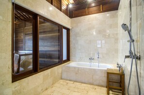 Villa Royal, 1 habitación, piscina privada, vistas a la piscina | Baño | Secador de pelo, albornoces, zapatillas y toallas