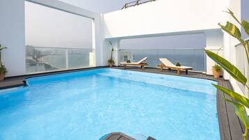 Innenpool, AuĂenpool, geöffnet von 06:00 Uhr bis 17:00 Uhr, LiegestĂŒhle