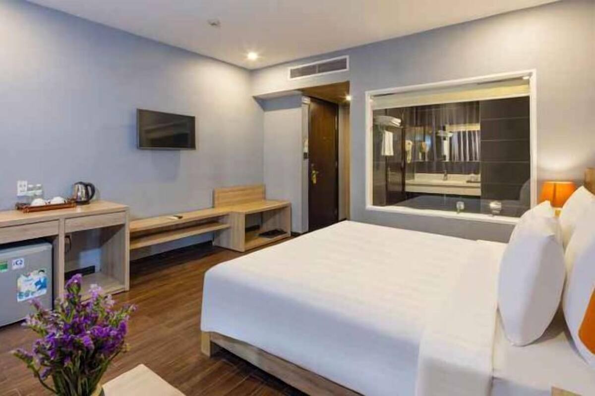 Caja de seguridad en la habitación, escritorio y cortinas blackout