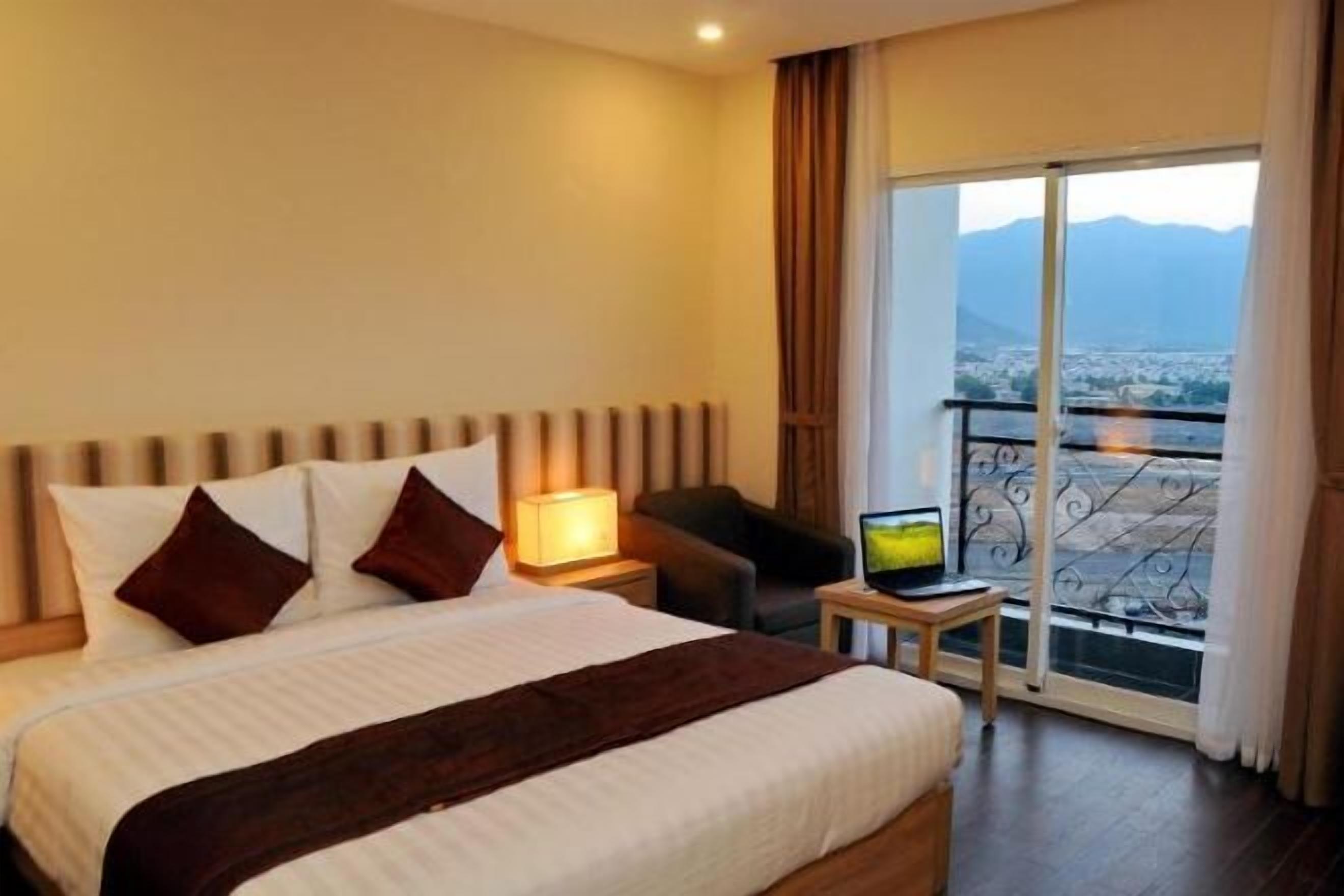 In-room safe, desk, blackout drapes, soundproofing