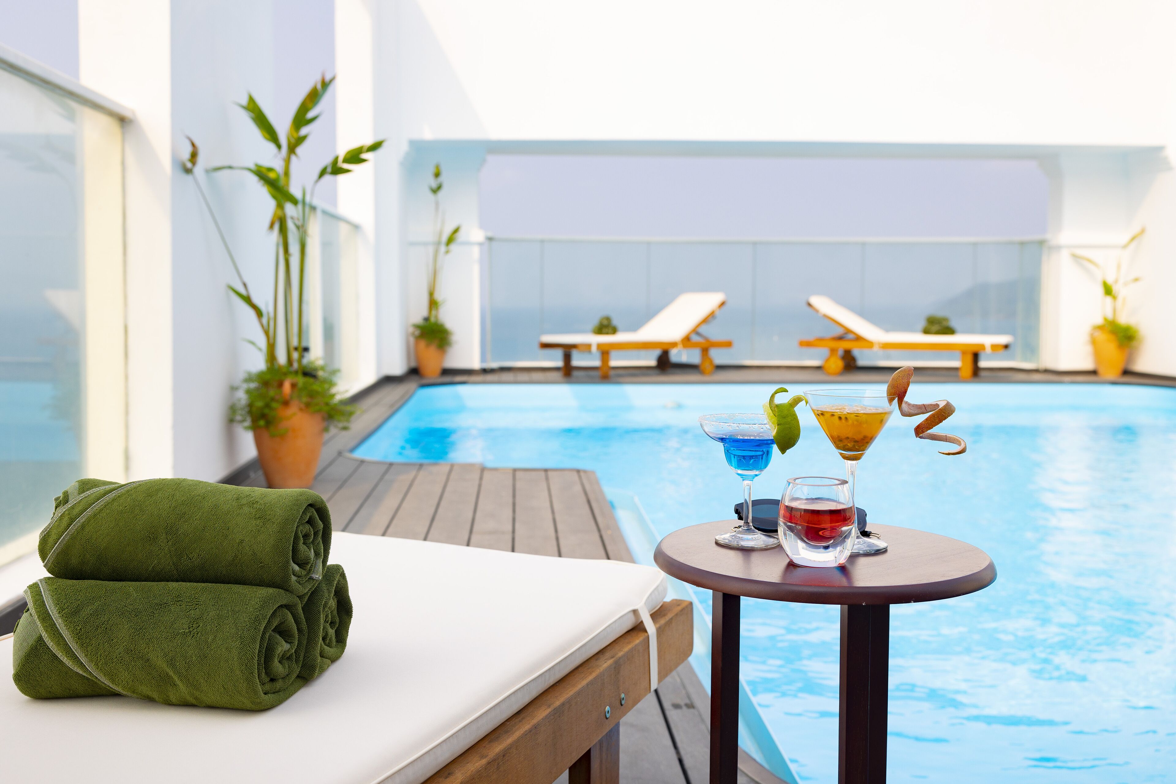 Innenpool, Außenpool, geöffnet von 06:00 Uhr bis 17:00 Uhr, Liegestühle