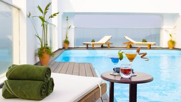 Innenpool, AuĂenpool, geöffnet von 06:00 Uhr bis 17:00 Uhr, LiegestĂŒhle