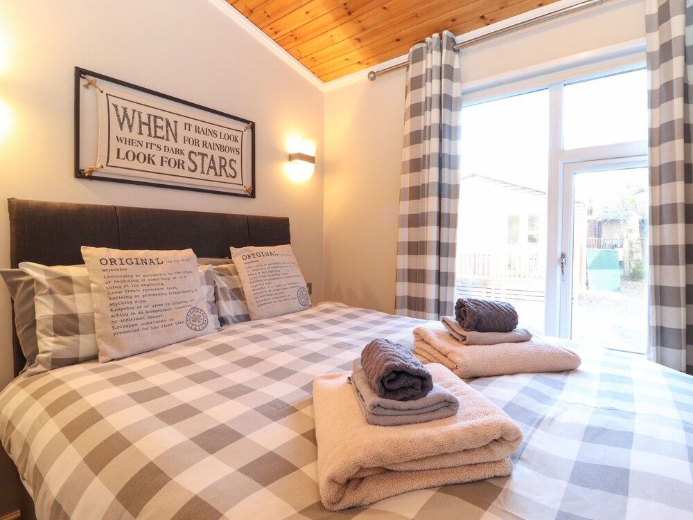 BRIGHTWATER LODGE, pet friendly, with hot tub in Windermere Troutbeck