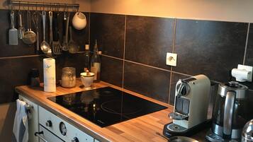 Jääkaappi, mikroaaltouuni, uuni, liesi