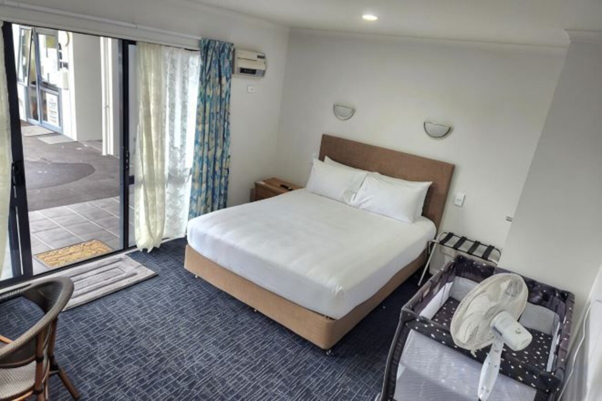 WiFi (free), bed sheets