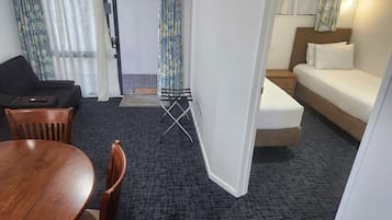 家庭雙人或雙床房 | 客廳 | 43 吋智能電視連數碼電視頻道、電視、Netflix