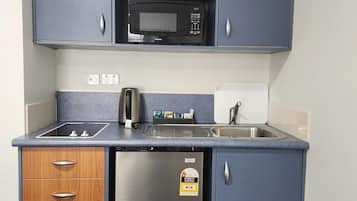 Deluxe Apartment | Private kitchen | Mini-fridge, microwave, electric kettle, toaster