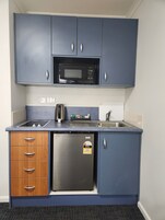 Deluxe Apartment | Private kitchen | Mini-fridge, microwave, electric kettle, toaster